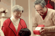 年老的父母到子女家做客应该带礼物吗？